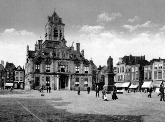 Stadhuis op de Markt in zwart wit
