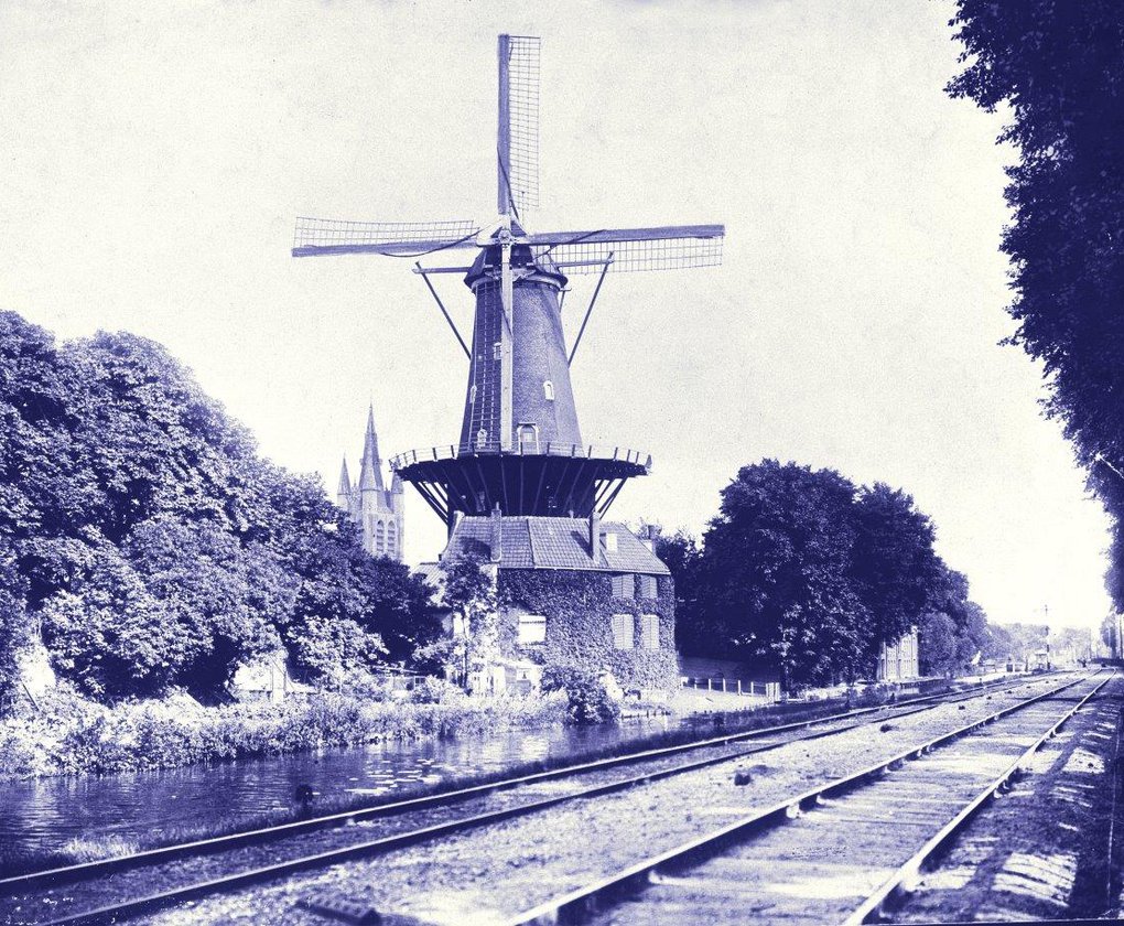 Spoorsingel met molen de Roos op de voorgrond en de Oude Jan in de achtergrond